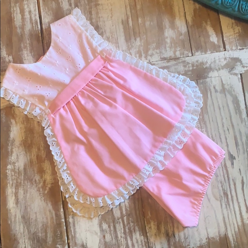 Dainty vintage eye lit infant outfit  size 3m